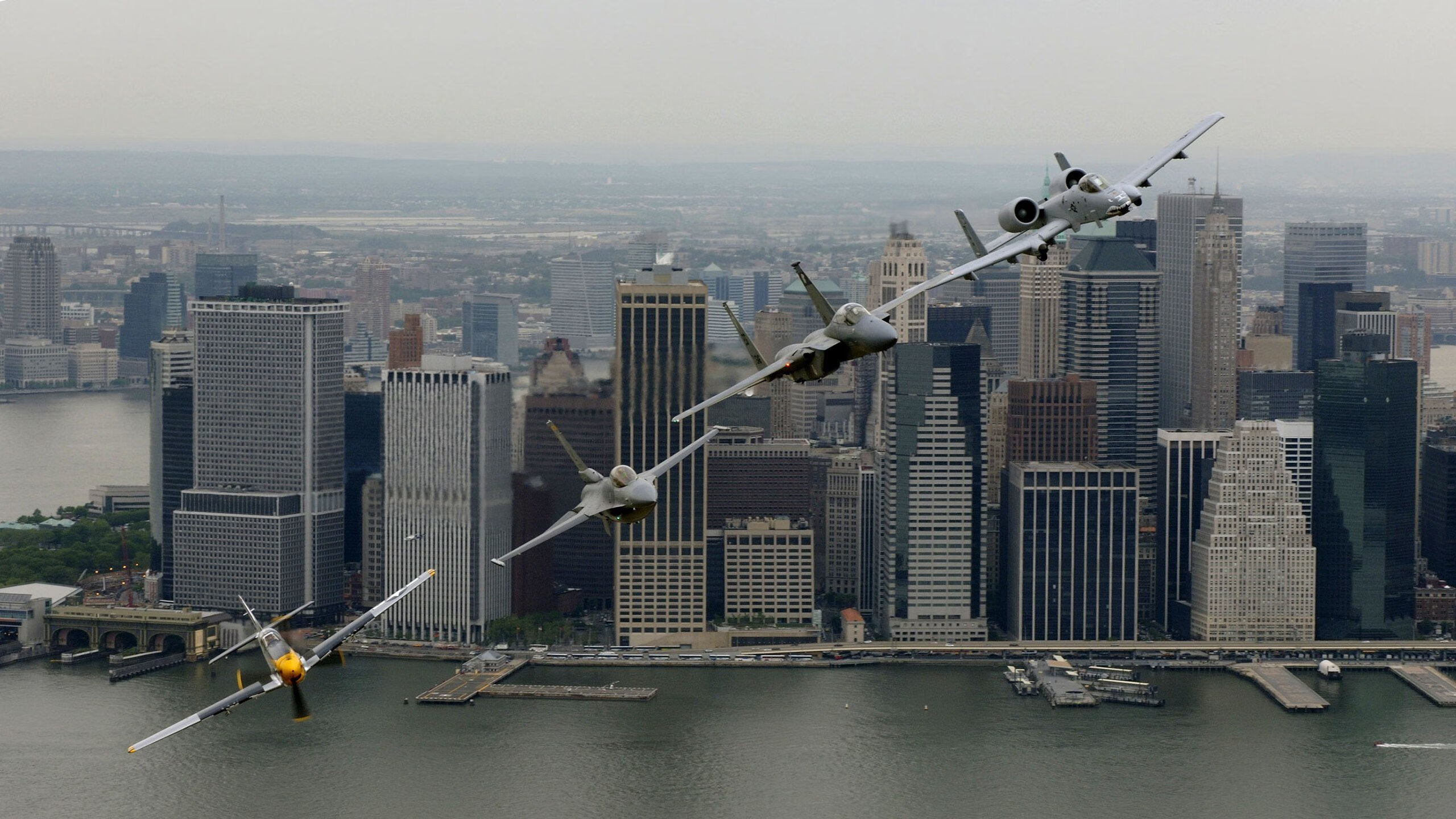 伊朗球员被雪卡住球鞋,教练拿热水壶解围,伊朗队球员